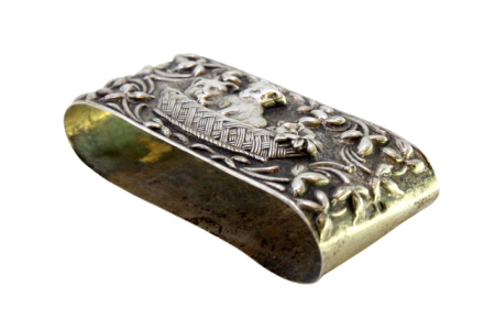 Argola de guardanapo em prata com relevos envolvendo gatos no cesto.